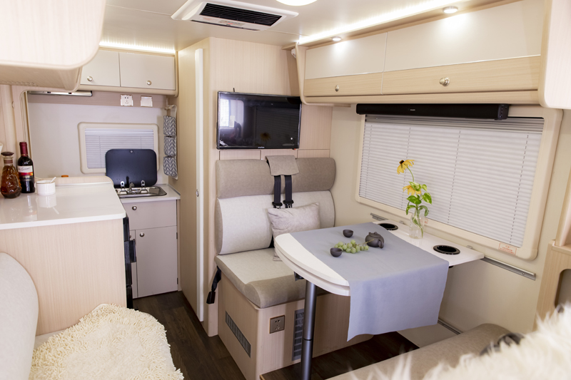 一家四口出行還是四驅(qū)的房車(chē)選擇