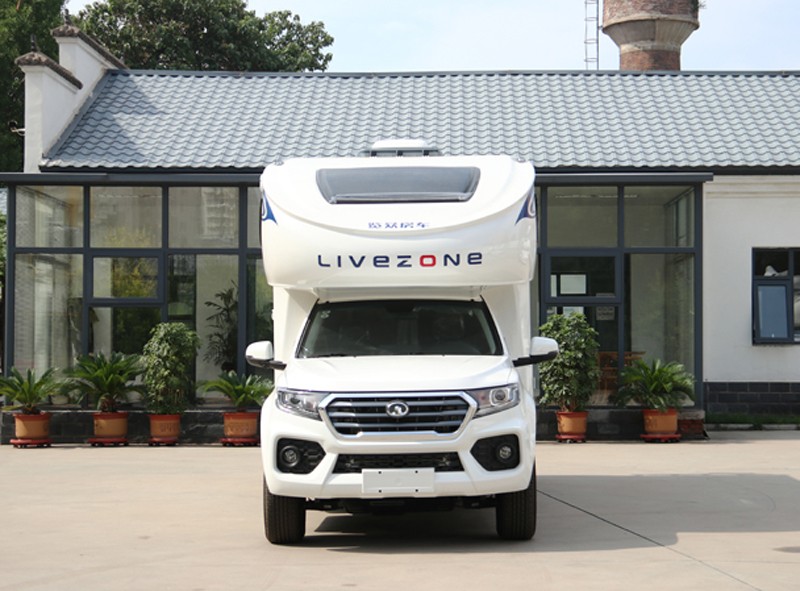 這款六座房車，還是四驅房車