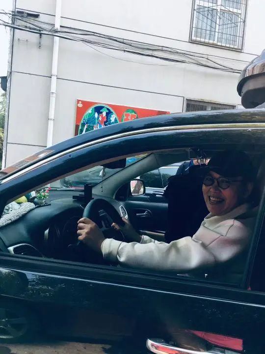 58歲的她，自駕房車旅居，一人兩犬，活成了自己喜歡的樣子