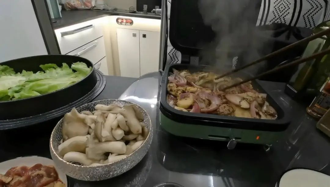 58歲的她，自駕房車旅居，一人兩犬，活成了自己喜歡的樣子